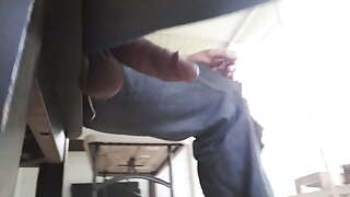 sous la table