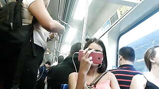 candid feet - feet at subway 08