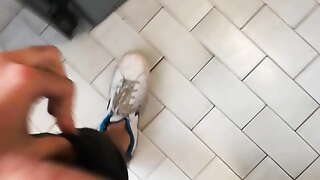 Cazzo duro nei cessi a scuola