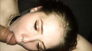 Linda rubia mamando