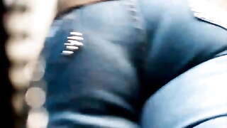 Visao por baixo da bunda da coroa de jeans