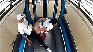 Sexo en p&uacute_blico en un cablebus telef&eacute_rico