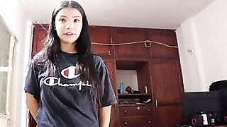 AMIGO pone una gran polla y se folla la boca de la Vecina mientras el programa ? creampie ?oral - porno en espanol - real casero
