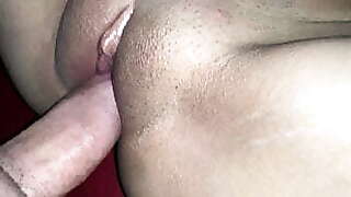 Follando chica Colombiana de 18 a&ntilde_os mientras estaba acostada - CREAMPIE
