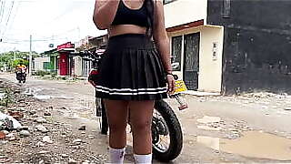 mirando a mi vecina montando en su moto en minifalda y sin panty nalgona colombiana follada por su vecino