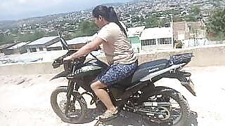 As&iacute_ le cobr&oacute_ las clases manejo de moto a Keilimar