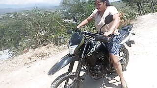 Falla al andar en la moto pero no falla sacando mi polla del pantal&oacute_n mi vecina. (⁠⁠｡⁠⁠)⁠!