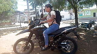 Le ense&ntilde_o a manejar moto a mi vecina y ella a cambio me da su vagina.