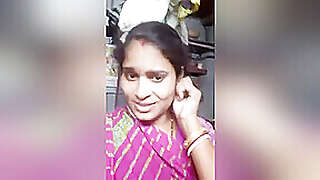 Today Exclusive -desi Bhabi Shows He Boobs