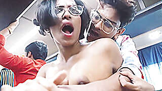Today Exclusive -love On Moving Bus 1