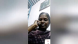 Today Exclusive -desi Aunty Shows Her Boobs To Lover On Video Call 2