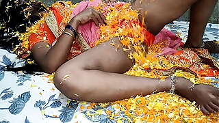अपनी रांड गर्लफ्रेएंड को सुहागात के दिन पति से पहले चोदा। क्लीयर वॉयस।