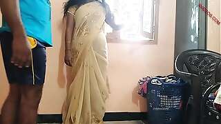 चौकीदार के साथ सेक्स किया मम्मी ने अकेले