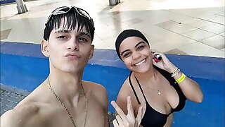 PAREJA DE HERMANASTROS SE GRABAN COMO FOLLAN PERO ANTES DE ESO VAN TOMARSE UNAS FOTOS EN LA PISCINA - PORNO CASERO EN ESPANOL