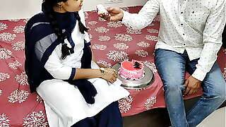 कोमल के बॉयफ्रेंड ने छुट्टियां सेलिब्रेट करते हुए केक कट कर रहे थे