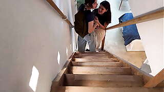 Descubro a mi hijastra y su amiga follar en las escaleras a escondidas.