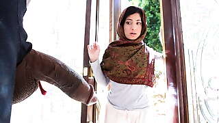 Perv Neighbor Helping the Hijab Teen to The Neighborhood - Hijablust