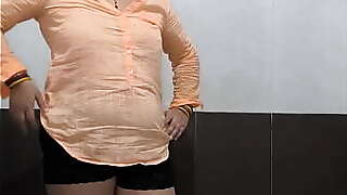 Puja shaved her pussy bath and masterbet