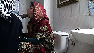 A horny Turkish muslim wife meets with a black immigrant in public toilet
