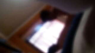 ESPOSO DEJA UNA CAMARA ESCONDIDA EN MI CUARTO Y VE COMO SU AMIGO ME COJE
