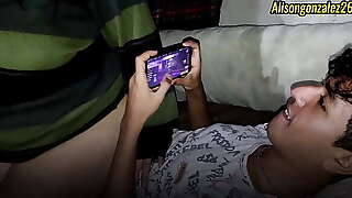 Mi novio juega free fire mientras yo le chupo toda la pija ALISONGONZALEZ26