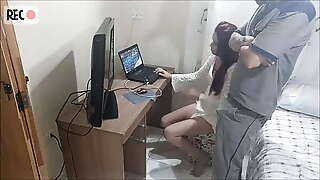 Novinha sozinha em casa recebe o manutencista tarado! &quot_C&acirc_mera escondida&quot_