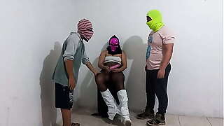 ALBA&Ntilde_IL LE CUMPLE LA FANTASIA A SU ESPOSA EN EL DIA DE  LAS BRUJAS!! ELLA QUERIA TENER SEXO CON EL MEJOR AMIGO DEL ESPOSO Y SER OBSERVADA MIENTRAS LA FOLLAN COMO PUTA EN SU PRESENCIA. PORNO REAL CASERO