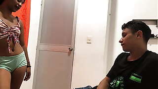 le muestro unos videos a mi hermanastro en la computadora para calentarlo y follarmelo