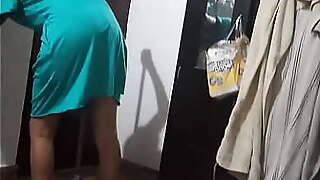 Veo a mi hermanastra provocativa y entro a su habitaci&oacute_n para meterle los dedos. No pude penetrarla