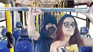 Estudande e fodida por estranho dentro do onibus!