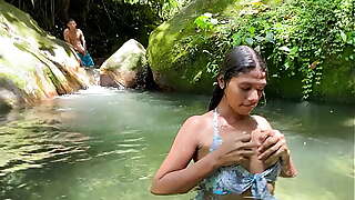 me masturbo observando a chica latina desconocida mientras se ba&ntilde_a en el lago y termina follandola muy duro hasta core&aacute_rsele