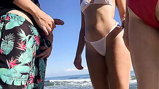 Me toco la verga en la playa p&uacute_blica frente a dos chicas sexys y ellas deciden ayudarme a terminar
