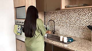 Follando a mi hermanastra en la cocina mientras su novio no est&aacute_