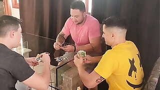 Meu marido chamou alguns amigos para jogar cartas e eu dei um jeito de foder com os 3!! Completo no Red.