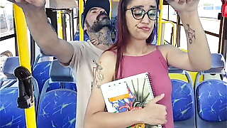 Estudande sendo encoxada por velho no onibus em publico!