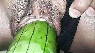 Chick spread her legs in homemade porn