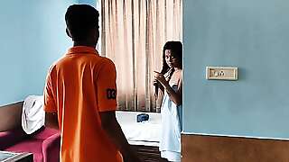 A desi model seduce a hotel boy and made a happy ending in a hotel room. So hot
