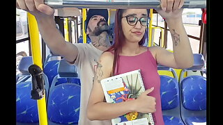 Estudande sendo encoxada por velho no onibus em p&uacute_blico!