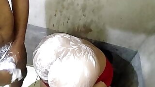Badi gaand wali Soteli maa Ki Gaand Me Gajar dali Jab Vo Naha rhi thi bathroom me