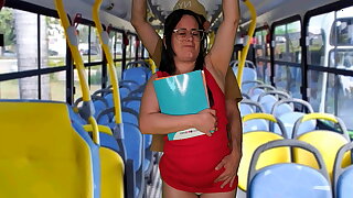 Estudante encoxada e fodida dentro do &ocirc_nibus em publico!
